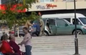 Люди у військовій формі силою заштовхали чоловіка в автівку у Запоріжжі: в обласному ТЦК та... Люди-у-військовій-формі-силою-заштовхали-чоловіка-в-автівку-у-Запоріжжі:-в-обласному-ТЦК-та.