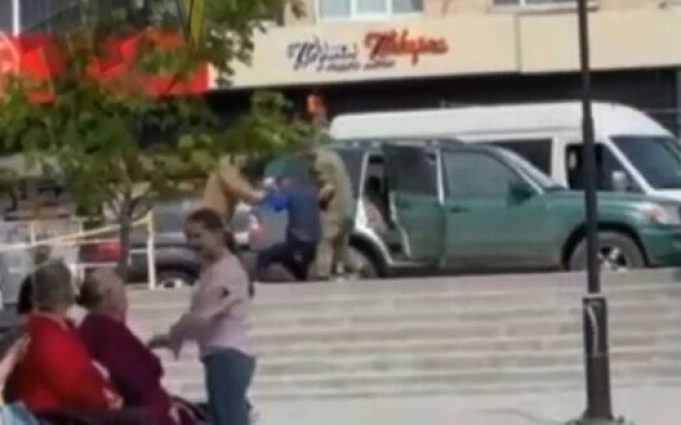 Люди у військовій формі силою заштовхали чоловіка в автівку у Запоріжжі: в обласному ТЦК та... Люди-у-військовій-формі-силою-заштовхали-чоловіка-в-автівку-у-Запоріжжі:-в-обласному-ТЦК-та.
