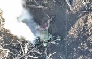 Боєприпас влучає окупанту в зад. ВIДЕО 18+ Боєприпас-влучає-окупанту-в-зад.-ВiДЕО-18+