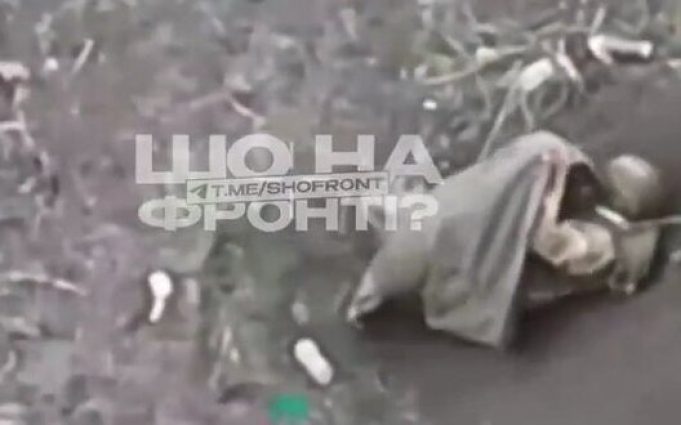 Окупант намагається під рядниною сховатися від удару дрона і зникає разом із нею. ВIДЕО Окупант-намагається-під-рядниною-сховатися-від-удару-дрона-і-зникає-разом-із-нею.-ВiДЕО
