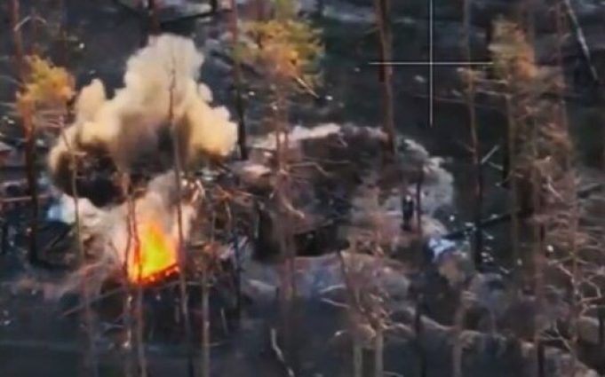 Оператори дронів “Хартія” нищать окупантів та ворожу техніку на лиманському напрямку. ВIДЕО Оператори-дронів-“Хартія”-нищать-окупантів-та-ворожу-техніку-на-лиманському-напрямку.-ВiДЕО