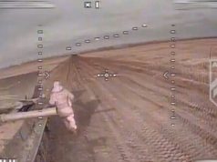 Окупанти бігають навколо підбитої БМП, марно намагаючись втекти від дронів бригади “Азов”. ВIДЕО Окупанти-бігають-навколо-підбитої-БМП,-марно-намагаючись-втекти-від-дронів-бригади-“Азов”.-ВiДЕО