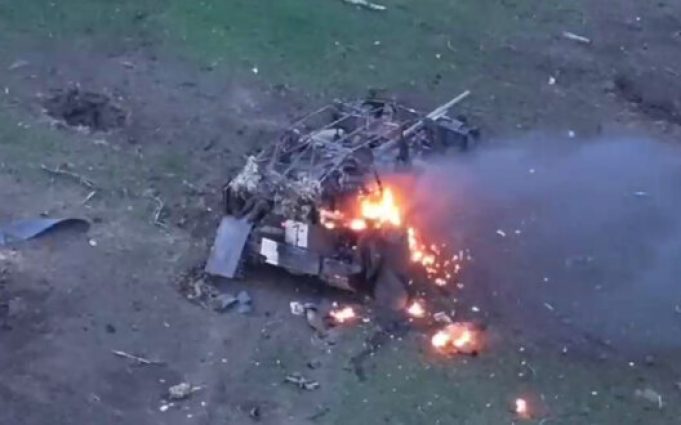 Бійці 72-ї ОМБр FPV-дронами відбили атаку окупантів: знищено 2 танка та 3 БМП. ВIДЕО Бійці-72-ї-ОМБр-fpv-дронами-відбили-атаку-окупантів:-знищено-2-танка-та-3-БМП.-ВiДЕО