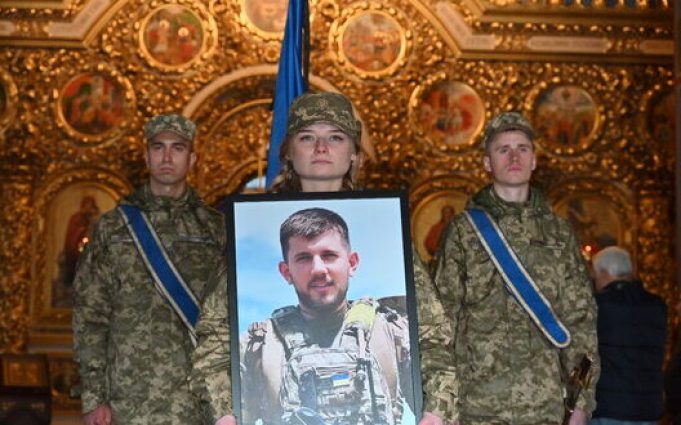У Києві попрощалися з полеглим воїном Павлом Петриченком. ВІДЕО+ФОТОрепортаж У-Києві-попрощалися-з-полеглим-воїном-Павлом-Петриченком.-ВІДЕО+ФОТОрепортаж