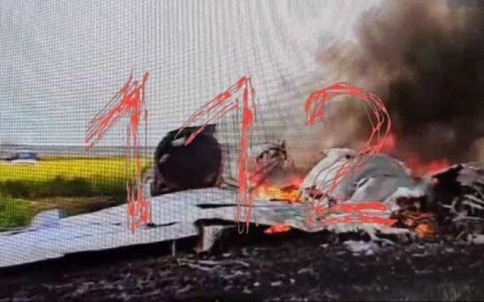 Російський Ту-22М3 догорає у полі після падіння. ВIДЕО Російський-Ту-22М3-догорає-у-полі-після-падіння.-ВiДЕО