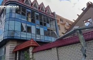 Рашисти вдарили по житлових кварталах Херсону: Поранення дістали 3 особи. ВIДЕО Рашисти-вдарили-по-житлових-кварталах-Херсону:-Поранення-дістали-3-особи.-ВiДЕО