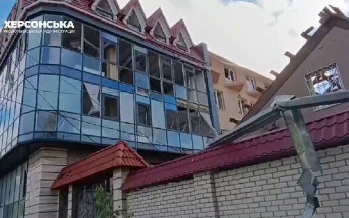 Рашисти вдарили по житлових кварталах Херсону: Поранення дістали 3 особи. ВIДЕО Рашисти-вдарили-по-житлових-кварталах-Херсону:-Поранення-дістали-3-особи.-ВiДЕО