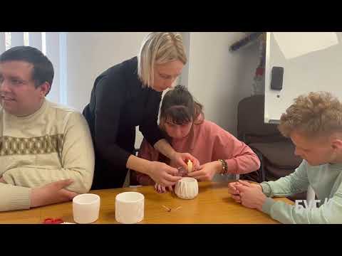 Вихованці з інклюзією у Володимирі виготовляють свічки на майстер-класі (ВІДЕО)