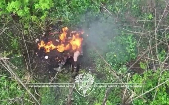 Окупант горить живцем на Бахмутському напрямку. ВIДЕО 18+ Окупант-горить-живцем-на-Бахмутському-напрямку.-ВiДЕО-18+