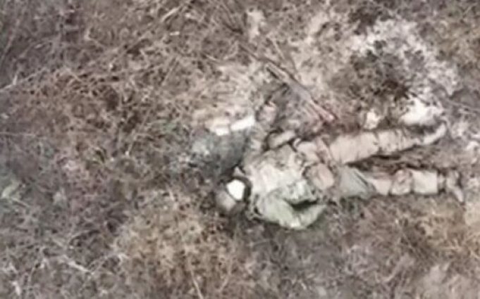 Окупант прикинувся мертвим, щоб урятуватись. ВIДЕО Окупант-прикинувся-мертвим,-щоб-урятуватись.-ВiДЕО