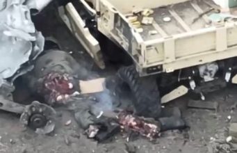 Дрон-камікадзе відірвав ноги окупанту та пошкодив “центр прінятія рєшеній”. ВIДЕО 18+ Дрон-камікадзе-відірвав-ноги-окупанту-та-пошкодив-“центр-прінятія-рєшеній”.-ВiДЕО-18+