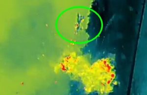 Тіло окупанта летить у повітрі після скиду боєприпасу із українського дрона. ВIДЕО Тіло-окупанта-летить-у-повітрі-після-скиду-боєприпасу-із-українського-дрона.-ВiДЕО