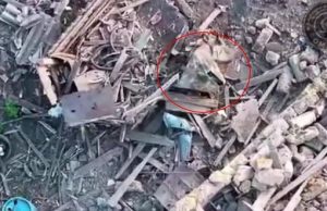 Дрон-камікадзе помітив серед купи брухту та руїн замаскованого окупанта. ВIДЕО Дрон-камікадзе-помітив-серед-купи-брухту-та-руїн-замаскованого-окупанта.-ВiДЕО
