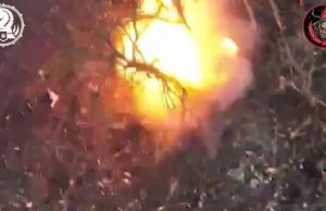 Росіянин з палицею проти українського дрона-камікадзе. ВIДЕО Росіянин-з-палицею-проти-українського-дрона-камікадзе.-ВiДЕО