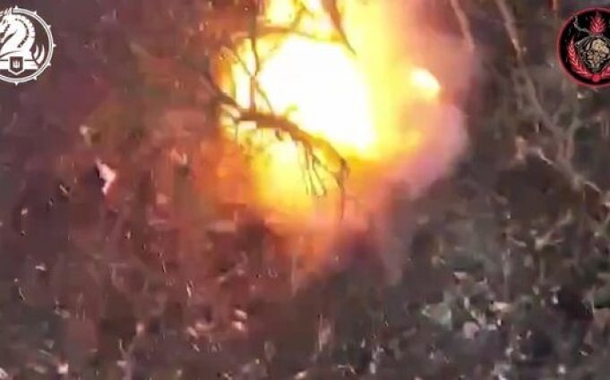 Росіянин з палицею проти українського дрона-камікадзе. ВIДЕО Росіянин-з-палицею-проти-українського-дрона-камікадзе.-ВiДЕО