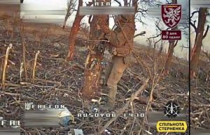 Дрон-камікадзе атакує окупанта прямо у пах. ВIДЕО Дрон-камікадзе-атакує-окупанта-прямо-у-пах.-ВiДЕО