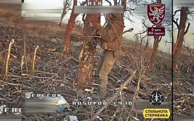 Дрон-камікадзе атакує окупанта прямо у пах. ВIДЕО Дрон-камікадзе-атакує-окупанта-прямо-у-пах.-ВiДЕО