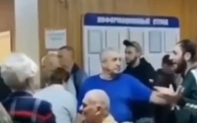 Кадирівець-“освободитель” свариться на донеччан у поліклініці: “Вы все ох#ели, бл#дь!”. ВIДЕО Кадирівець-“освободитель”-свариться-на-донеччан-у-поліклініці:-“Вы-все-ох#ели,-бл#дь!”.-ВiДЕО