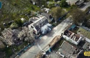 Українські захисники атакували лігво ворога дронами-камікадзе. ВIДЕО Українські-захисники-атакували-лігво-ворога-дронами-камікадзе.-ВiДЕО