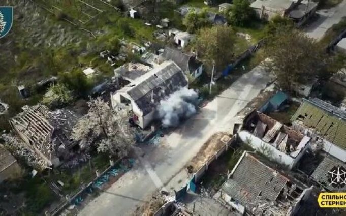Українські захисники атакували лігво ворога дронами-камікадзе. ВIДЕО Українські-захисники-атакували-лігво-ворога-дронами-камікадзе.-ВiДЕО