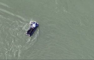 Чоловік намагався на надувному матраці форсувати Дністер, щоб потрапити у Молдову. ВIДЕО Чоловік-намагався-на-надувному-матраці-форсувати-Дністер,-щоб-потрапити-у-Молдову.-ВiДЕО