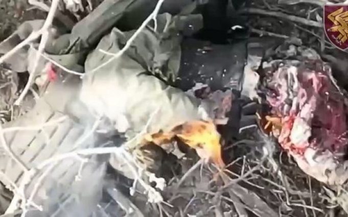 Окупант з порваним задом догорає у кущах після скиду з українського дрона. ВIДЕО 18+ Окупант-з-порваним-задом-догорає-у-кущах-після-скиду-з-українського-дрона.-ВiДЕО-18+