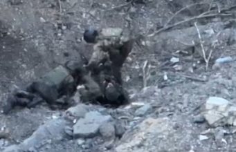 Уцілілий окупант забрав зброю та рацію у своїх поранених поплічників і втік. ВIДЕО Уцілілий-окупант-забрав-зброю-та-рацію-у-своїх-поранених-поплічників-і-втік.-ВiДЕО