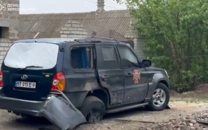 На Херсонщині рятувальники потрапили під повторний обстріл окупантів. ВIДЕО На-Херсонщині-рятувальники-потрапили-під-повторний-обстріл-окупантів.-ВiДЕО