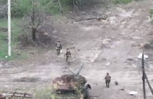 Двоє російських окупантів підриваються на невідомому предметі. ВIДЕО Двоє-російських-окупантів-підриваються-на-невідомому-предметі.-ВiДЕО