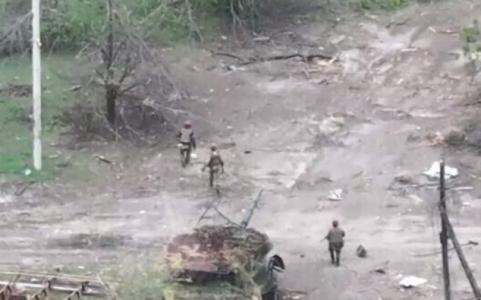 Двоє російських окупантів підриваються на невідомому предметі. ВIДЕО Двоє-російських-окупантів-підриваються-на-невідомому-предметі.-ВiДЕО