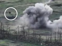 Окупант летить високо у повітрі після влучання артснаряду у російську бронемашину. ВIДЕО Окупант-летить-високо-у-повітрі-після-влучання-артснаряду-у-російську-бронемашину.-ВiДЕО