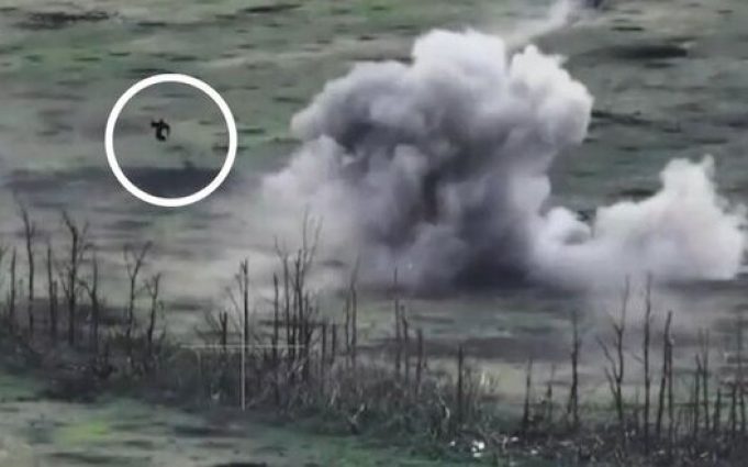 Окупант летить високо у повітрі після влучання артснаряду у російську бронемашину. ВIДЕО Окупант-летить-високо-у-повітрі-після-влучання-артснаряду-у-російську-бронемашину.-ВiДЕО
