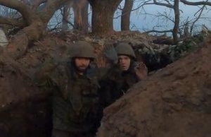 Бійці полонили трьох окупантів під час зачистки ворожих позицій. ВIДЕО Бійці-полонили-трьох-окупантів-під-час-зачистки-ворожих-позицій.-ВiДЕО