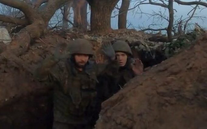 Бійці полонили трьох окупантів під час зачистки ворожих позицій. ВIДЕО Бійці-полонили-трьох-окупантів-під-час-зачистки-ворожих-позицій.-ВiДЕО