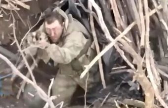 Росіянин в окопі взяв палицю та імітує стрільбу із автомата в український дрон. ВIДЕО Росіянин-в-окопі-взяв-палицю-та-імітує-стрільбу-із-автомата-в-український-дрон.-ВiДЕО