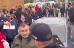 П’яний голова райдержадміністрації Майбоженко влетів у натовп людей в Броварах. ВIДЕО П’яний-голова-райдержадміністрації-Майбоженко-влетів-у-натовп-людей-в-Броварах.-ВiДЕО