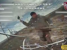 Окупант марно намагається збити дрон-камікадзе лопатою. ВIДЕО Окупант-марно-намагається-збити-дрон-камікадзе-лопатою.-ВiДЕО