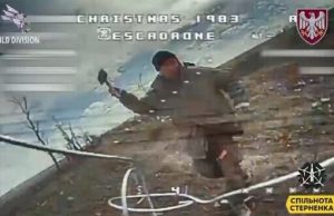 Окупант марно намагається збити дрон-камікадзе лопатою. ВIДЕО Окупант-марно-намагається-збити-дрон-камікадзе-лопатою.-ВiДЕО