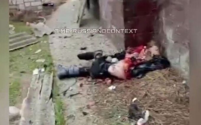 Собака їсть рештки російського загарбника на Херсонщині. ВIДЕО 18+ Собака-їсть-рештки-російського-загарбника-на-Херсонщині.-ВiДЕО-18+