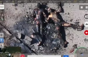 Обгорівші тіла російських загарбників валяються на дорозі. ВIДЕО Обгорівші-тіла-російських-загарбників-валяються-на-дорозі.-ВiДЕО