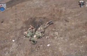 Точний приліт дрона-камікадзе у вирву з російськими військовими на Донецькому напрямку. ВIДЕО Точний-приліт-дрона-камікадзе-у-вирву-з-російськими-військовими-на-Донецькому-напрямку.-ВiДЕО