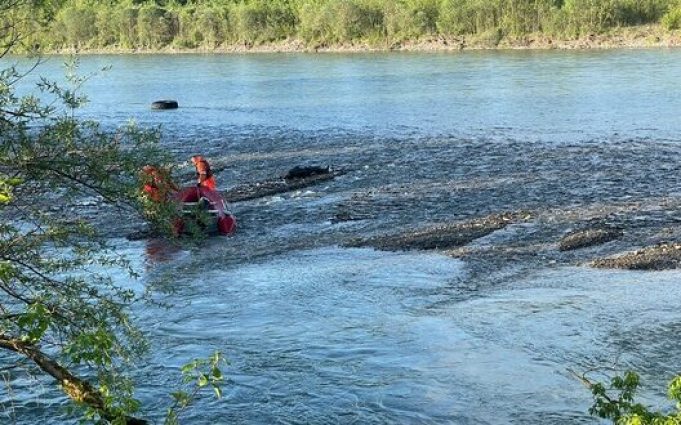 Тіла двох чоловіків виявили у Тисі, – ДПСУ. ВІДЕО+ФОТО Тіла-двох-чоловіків-виявили-у-Тисі,-–-ДПСУ.-ВІДЕО+ФОТО