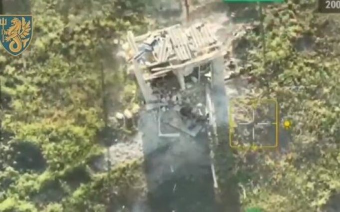 Окупант пірнув у яму з лайном, щоб заховатися від ударів українських бійців. ВIДЕО Окупант-пірнув-у-яму-з-лайном,-щоб-заховатися-від-ударів-українських-бійців.-ВiДЕО