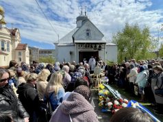 Нововолинська громада провела в останню путь Захисника Дениса Скубія Нововолинська-громада-провела-в-останню-путь-Захисника-Дениса-Скубія