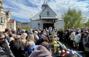 Нововолинська громада провела в останню путь Захисника Дениса Скубія Нововолинська-громада-провела-в-останню-путь-Захисника-Дениса-Скубія