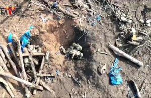 Окупант незграбно намагається викинути гранату з вирви, де він ховається. ВIДЕО Окупант-незграбно-намагається-викинути-гранату-з-вирви,-де-він-ховається.-ВiДЕО