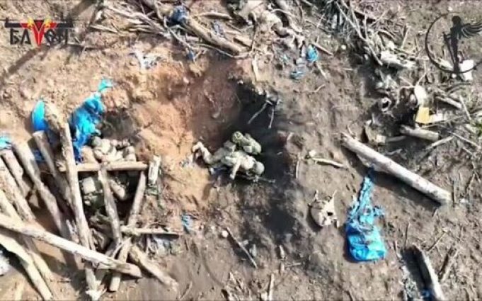 Окупант незграбно намагається викинути гранату з вирви, де він ховається. ВIДЕО Окупант-незграбно-намагається-викинути-гранату-з-вирви,-де-він-ховається.-ВiДЕО