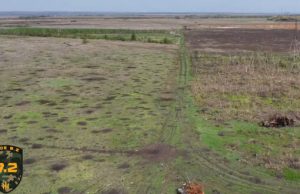 Околиці села Андріївка на Донеччині: Усіяне вирвами від снарядів поле. ВIДЕО Околиці-села-Андріївка-на-Донеччині:-Усіяне-вирвами-від-снарядів-поле.-ВiДЕО