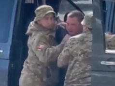 В Одеському ТЦК прокоментували відео із заштовхуванням чоловіка в бус: Він втік з РТЦК та... В-Одеському-ТЦК-прокоментували-відео-із-заштовхуванням-чоловіка-в-бус:-Він-втік-з-РТЦК-та.