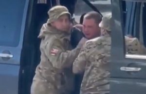 В Одеському ТЦК прокоментували відео із заштовхуванням чоловіка в бус: Він втік з РТЦК та... В-Одеському-ТЦК-прокоментували-відео-із-заштовхуванням-чоловіка-в-бус:-Він-втік-з-РТЦК-та.